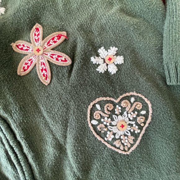 Northern Reflections Dark Green Floral Heart Sweater - Picture 3 of 5